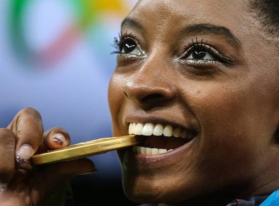 Bilder des Tages - SPORT RIO DE JANEIRO, BRAZIL - AUGUST 11, 2016: Gold medalist Simone Biles of the USA at an award ceremony for the artistic gymnastics women s individual all-around event at the 2016 Summer Olympic Games Olympische Spiele Olympia OS in Rio de Janeiro, Brazil, at Rio Olympic Arena. Valery Sharifulin TASS  TS02CB3E