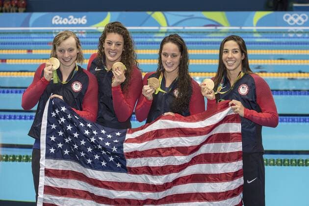 Team USA mit Allison SCHMITT, Leah SMITH, Maya DIRADO und Katie LEDECKY, USA, 4 x 200 m Freistil - Staffel Frauen mit Goldmedaille; Siegerehrung; 1. Platz, Goldmedaillengewinnerin, Gold, Goldmedaille, Olympiasiegerin, Schwimmen Finale, Finallaeufe, am.10.08.2016 Olympische Sommerspiele 2016, vom 05.08. - 21.08.2016 in Rio de Janeiro Brasilien.