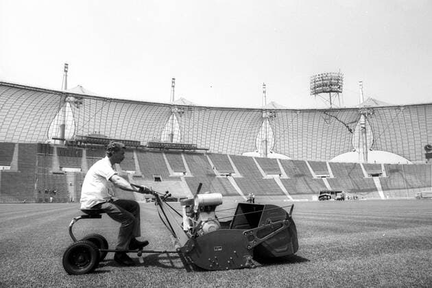 Reportage Olympiastadion München, Austragungsort der Spiele 1972 - Platzwart mäht den Rasen
