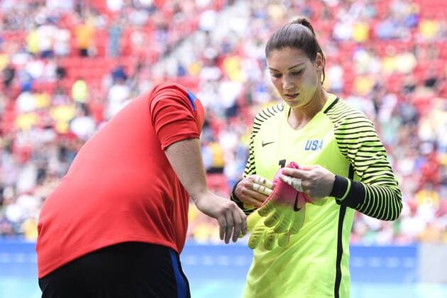 Rio 2016, Fußball Damen Viertelfinale, USA - Schweden 160812 USA:s Hope Solo byter handskar innan Lisa Dahlkvist ska lägga sin straff kvartsfinalen fotboll USA and Sverige den 12 august 2016 Olympische Spiele Brasilia.  Copyright: CARLxSANDIN BB160812CS018