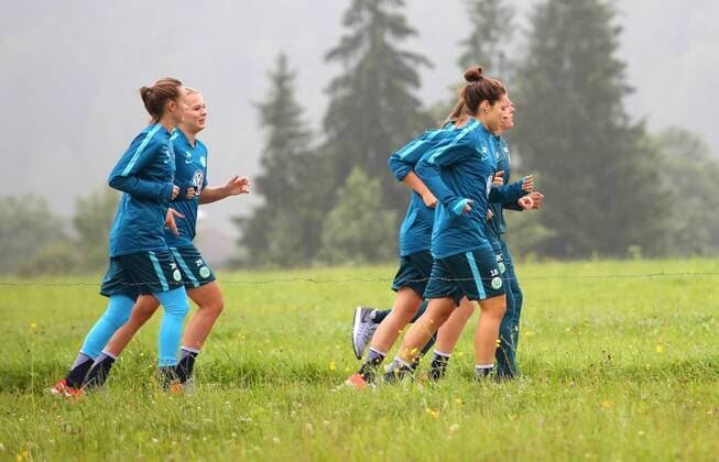 VfL Frauen, Trainingslager Walchsee Walchsee Österreich. 12.08.2016, FUßBALL - VfL Wolfsburg, 1. Allianz Frauen Bundesliga, Trainingslager, Saison 2016 17. Bild zeigt: VfL Frauen Mannschaft Laufeinheit nach Ankunft. Walchsee