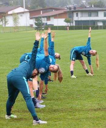 VfL Frauen, Trainingslager Walchsee Walchsee Österreich. 12.08.2016, FUßBALL - VfL Wolfsburg, 1. Allianz Frauen Bundesliga, Trainingslager, Saison 2016 17. Bild zeigt: VfL Frauen Mannschaft Dehnungsübungen Walchsee