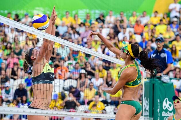 Rio 2016, Beachvolleyball Damen, Deutschland - Brasilien, Borger Büthe - Franca Antunes 12.08.2016, Rio de Janeiro, Copacabana Beachvolleyball, Olympische Spiele Block Britta Büthe Buethe ( 2 GER) - Angriff Talita Antunes ( 2 BRA)