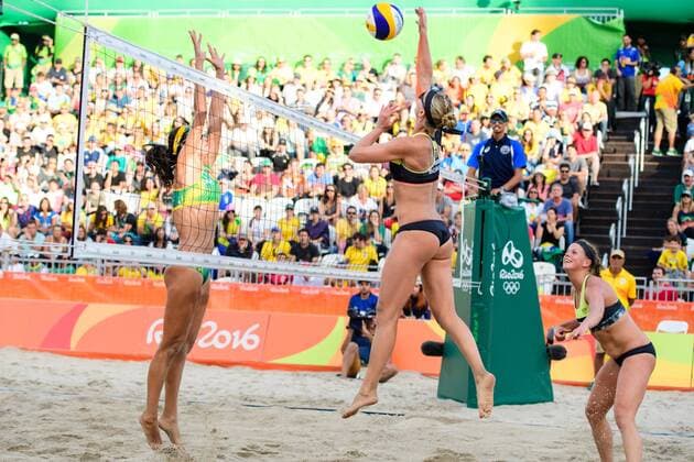 12.08.2016, Rio de Janeiro, Copacabana Beachvolleyball, Olympische Spiele Block Talita Antunes ( 2 BRA) - Angriff Karla Borger ( 1 GER)