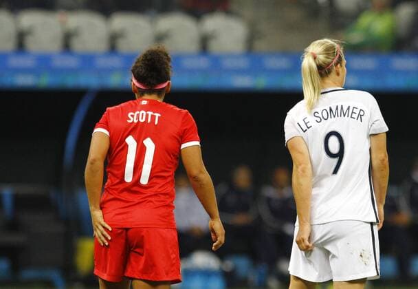 IMAGO Iconic Moments, Fußball - Frauen Bilder des Tages - SPORT Rio 2016, Fußball Damen Viertelfinale, Kanda - Frankreich Olimp?ada Rio 2016 Futebol SP SÃO PAULO, SP - 12.08.2016: OLIMPÍADA RIO 2016 FUTEBOL SP - Scott (e) and Le Sommer (d) during match between Canada (CAN) x France (FRA), valid for Football Quarterfinals Olympic Women, the Olympics 2016 held at the Arena Corinthians, the host city of São Paulo . (Photo: Aloisio Mauricio Fotoarena) x1180731x  AloisioxMauricio