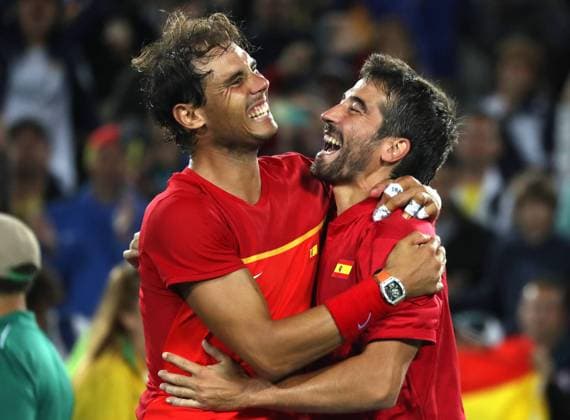 Themen der Woche - SPORT Bilder des Tages - SPORT Rafael Nadal (L) and Marc Lopez of Spain celebrate after winning the gold medal in the Rio 2016 Olympic Games Olympische Spiele Olympia OS Men s Doubles at the Olympic Tennis Centre in the Olympic Park in Rio de Janeiro, Brazil, 12 August 2016. Olympic Games 2016 Tennis !ACHTUNG: NUR REDAKTIONELLE NUTZUNG!  JJ00400 20160813-636066595401539577