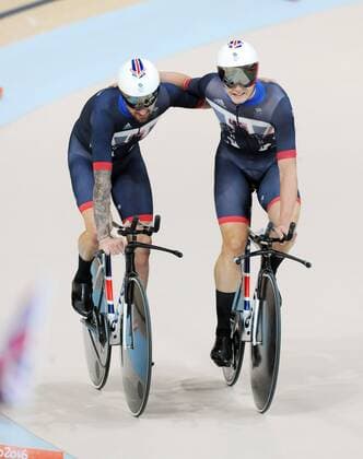 PARIS 2024, OLYMPIC LEGENDS: Bradley Wiggins Rio 2016 Summer Olympics - Day Ten Friday 12th August Track cycling Rad Radsport Bahnrad Bahn - Mens team Pursuit Final Sir Bradley Wiggins (left) of Great Britainis congratulated after winning his 5th Gold Medal at The Rio Olympic Velodrome COLORSPORT ANDREW COWIE 
