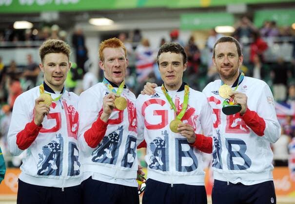 PARIS 2024, OLYMPIC LEGENDS: Bradley Wiggins Bilder des Tages - SPORT Rio 2016 Summer Olympics - Day Ten Friday 12th August Track cycling Rad Radsport Bahnrad Bahn - Mens team Pursuit Final The Great Britain team of Bradley Wiggins , Owain Doull , Steven Burke and Edward Clancy win the Gold Medal at The Rio Olympic Velodrome COLORSPORT ANDREW COWIE 