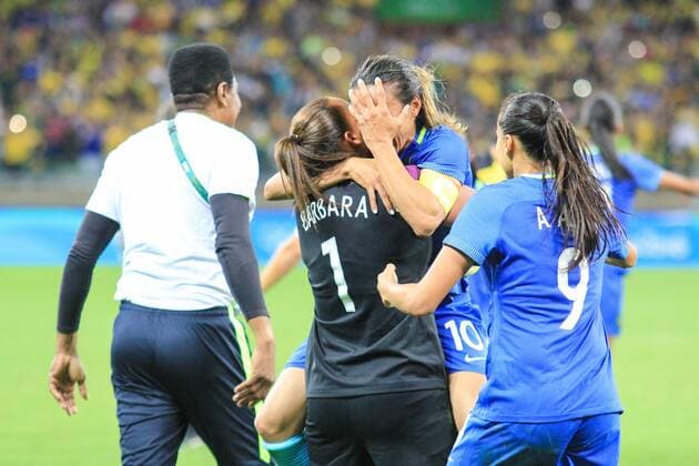 Bilder des Tages - SPORT Rio 2016, Fußball Damen Viertelfinale, Brasilien - Australien Olympics 2016 Football BH BELO HORIZONTE, MG - 13.08.2016: OLYMPICS 2016 FOOTBALL BH - Barbara, of Brazil, celebrates with Marta victory during the match between Brazil (BRA) x Australia (AUS), the quarter-final of the Football Olympic Women, the Rio Olympics 2016 held at the Mineirao Stadium in the host city Belo Horizonte, MG. (Photo: Dudu Macedo Fotoarena) x1181105x  DuduxMacedo