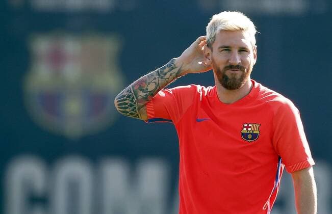 Bilder des Tages - SPORT Barcelona s Argentine forward Leo Messi smiles during the team s training session at Joan Gamper s sports city in Barcelona, Spain, on 13 August 2016. Barcelona will be playing against Sevilla in the Spanish Super Cup on 14 August 2016. BARCELONA FC TRAINING !ACHTUNG: NUR REDAKTIONELLE NUTZUNG!  20160813-636066857167160472