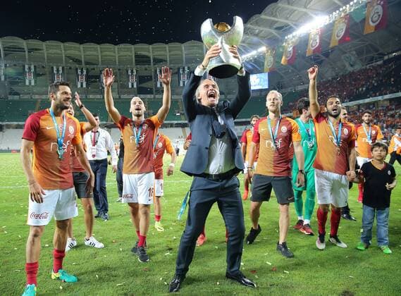 Fußball, Türkiye Süper Kupa, Besiktas Instabul - Galatasaray Instabul Turkey Turkcell Supercup football match between Besiktas and Galatasaray at Torku Arena in Konya , Turkey , August 13 , 2016. Final Score : Galatasaray 0 - Besiktas 0 Penalty score : Galatasaray 3 - Besiktas 0 Pictured: Galatasaray s players and Coach Jan Olde Riekerink celebrates their Turkish SuperCup championship at the Torku Arena. 