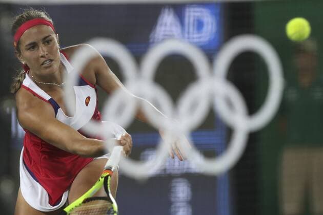 Puerto Rican tennis player Monica Puig returns the ball to German Angelique Kerber during their Olympic Games Olympische Spiele Olympia OS Rio 2016 Women s Singles Gold Medal Match at the Olympic Tennis Centre in Rio de Janeiro, Brazil, 13 August 2016. WOMEN S SINGLES GOLD MEDAL MATCH !ACHTUNG: NUR REDAKTIONELLE NUTZUNG!  RIO231 20160814-636067361044162425