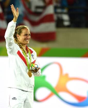 (160813) -- RIO DE JANEIRO, Aug. 13, 2016 -- Puerto Rico s Monica Puig attends the awarding ceremony for the women s singles final of Tennis at the 2016 Rio Olympic Games Olympische Spiele Olympia OS in Rio de Janeiro, Brazil, on Aug. 13, 2016. Monica Puig won the gold medal. ) (xr) (SP)BRAZIL-RIO DE JANEIRO-OLYMPICS-TENNIS YuexYuewei 