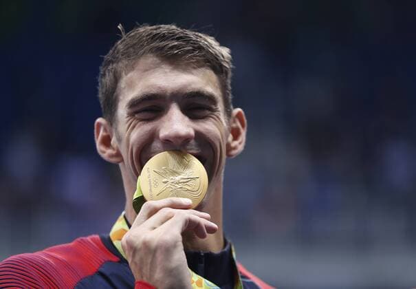(160813) -- RIO DE JANEIRO, Aug. 13, 2016 -- Michael Phelps of the United States shows the gold medal at the awarding ceremony of the men s 4x100m medley relay final at the 2016 Rio Olympic Games Olympische Spiele Olympia OS in Rio de Janeiro, Brazil, on Aug. 13, 2016. The United States won the gold medal. )(dh) (SP)BRAZIL-RIO DE JANEIRO-OLYMPICS-SWIMMING FeixMaohua 