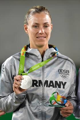 Rio 2016, Deutsche Medaillengewinner Angelique KERBER (GER), 2. Platz, Silber, Silbermedaille, Silbermedaillengewinnerin, Siegerehrung, Medal Ceremony, Monica PUIG (PUR) - Angelique KERBER (GER) 2:1, Tennis Finale der Frauen, Women s Singles Gold Medal Match am 13.08.2016, Olympic Tennis Center, Olympische Sommerspiele 2016, vom 05.08. - 21.08.2016 in Rio de Janeiro Brasilien.