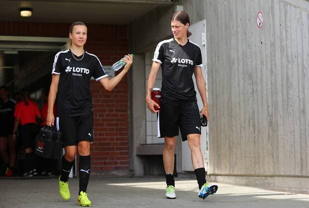 14.08.2016 xcex Deutschland, Frankfurt, Fussball, Frauenfussball, Vorbereitung Allianz Frauen-Bundesliga Saison 2016 2017 Testspiel zwischen dem 1. FFC Frankfurt und der TSG Hoffenheim Alexandra Emmerling und Kerstin Garefrekes (Frankfurt)