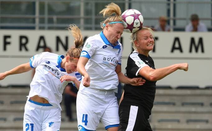 14.08.2016 xcex Deutschland, Frankfurt, Fussball, Frauenfussball, Vorbereitung Allianz Frauen-Bundesliga Saison 2016 2017 Testspiel zwischen dem 1. FFC Frankfurt und der TSG Hoffenheim Lise Munk (Frankfurt) im Kopfballduell mit Kristin Demann und Leonie Pankratz (Hoffenheim)