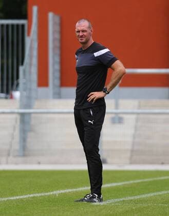 14.08.2016 xcex Deutschland, Frankfurt, Fussball, Frauenfussball, Vorbereitung Allianz Frauen-Bundesliga Saison 2016 2017 Testspiel zwischen dem 1. FFC Frankfurt und der TSG Hoffenheim Trainer Matt Ross (Frankfurt) an der Seitenlinie
