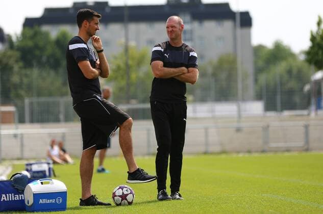 14.08.2016 xcex Deutschland, Frankfurt, Fussball, Frauenfussball, Vorbereitung Allianz Frauen-Bundesliga Saison 2016 2017 Testspiel zwischen dem 1. FFC Frankfurt und der TSG Hoffenheim Trainer Matt Ross und Co-Trainer Kai Rennich (Frankfurt) an der Seitenlinie