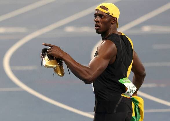 Rio 2016, LA, 100m Sprint, Usain Bolt ist Olympiasieger August 14, 2016 - Rio de Janeiro, RJ, Brazil - Jamaica s Usain BOLT continues his victory celebration while hoisting his golden shoes after easily winning the Men s 100m Final in the Olympic Stadium Sunday at the 2016 Rio Summer Olympics. RIO 2016 - Athletics: Men s - ZUMAa35_