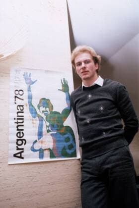 Karl-Heinz Rummenigge (FC Bayern München) neben einem Plakat für die Weltmeisterschaft 1978 in Argentinien