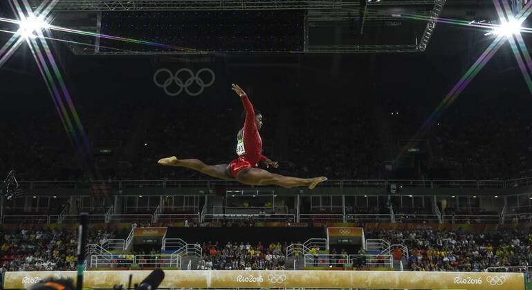 (160815) -- RIO DE JANEIRO, Aug. 15, 2016 -- Simone Biles of the United States of America competes during the women s balance beam final of Artistic Gymnastics at the 2016 Rio Olympic Games Olympische Spiele Olympia OS in Rio de Janeiro, Brazil, on Aug. 15, 2016. Simone Biles won the bronze medal. ) (xr) (SP)BRAZIL-RIO DE JANEIRO-OLYMPICS-GYMNASTICS QixHeng 