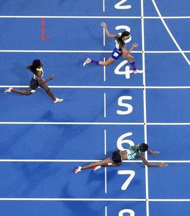 Rio 2016, Rückblick auf olympische Momente Themen der Woche - SPORT Bilder des Tages - SPORT Rio 2016, Leichtathletik, Shaunae Miller wird Olympiasiegerin über 400m der Damen Olympics: Miller wins women s 400-meter gold Shaunae Miller of the Bahamas (lane 7) dives across the finish line to capture gold in the women s 400-meter final at the Rio de Janeiro Olympics on Aug. 15, 2016. Allyson Felix of the United States (lane 4) and Shericka Jackson of Jamaica (lane 5) took silver and bronze, respectively. 