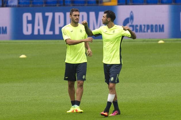 Villarreal players Spaniard defence Victor Ruiz (L) and German-born Italian midfielder Roberto Soriano (R) attend a trainning session at El Madrigal Stadium in Castellon, east Spain, 16 August 2016. The team prepares the first match of the preliminary round of the UEFA Champions League against AS Monaco of France. VILLARREAL FC TRAINNING !ACHTUNG: NUR REDAKTIONELLE NUTZUNG!  20160816-636069527046109025