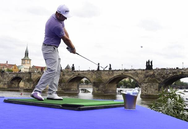 Golf player Andrew Sullivan plays his ball during the exhibition in front of the Charles Bridge in Prague, Czech Republic, August 16, 2016, prior to the D+D REAL Czech Masters tournament at the Albatross Golf Resort from August 18-21. (CTKxPhoto RomanxVondrous) CTKPhotoP201608160938501  vnd 8 K