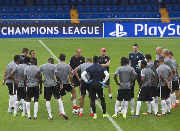 AS Monaco s head coach Leonardo Jardim (C) during the training of the team held at El Madrigal stadium in Villarreal, Castellon, eastern of Spain on 16 August 2016 on the eve of the UEFA Champions League playoff first leg match between AS Monaco and Villareal. AS Monaco s training !ACHTUNG: NUR REDAKTIONELLE NUTZUNG!  20160816-636069756360776693