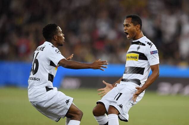 Themen der Woche - SPORT Bilder des Tages - SPORT Fussball Champions League Qualifikation Saison 2016 2017 16.08.2016 BSC Young Boys Bern - Borussia Moenchengladbach JUBEL Borussia Moenchengladbach; Ibrahima Traore (li) jubelt mit Torschuetze zum 0-1 Raffael 