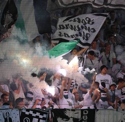 Fussball Champions League Qualifikation Saison 2016 2017 16.08.2016 BSC Young Boys Bern - Borussia Moenchengladbach Fans von Borussia Moenchengladbach zuenden Pyros im Gaestefanblock des Stade de Suisse in Bern 