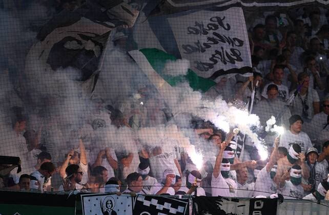 Fussball Champions League Qualifikation Saison 2016 2017 16.08.2016 BSC Young Boys Bern - Borussia Moenchengladbach Fans von Borussia Moenchengladbach zuenden Pyros im Gaestefanblock des Stade de Suisse in Bern 