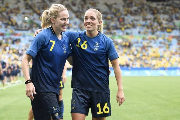 160816 Sveriges Lisa Dahlkvist och Elin Rubensson jublar efter Halbfinale Brasilien - Schweden Olympische Spiele in Rio de Janeiro.  Copyright: CARLxSANDIN BB160816CS048