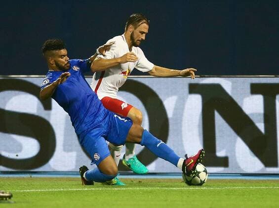 SOCCER - UEFA CL quali, Zagreb vs RBS ZAGREB,CROATIA,16.AUG.16 - SOCCER - UEFA Champions League, Play-off qualification, GNK Dinamo Zagreb vs Red Bull Salzburg. Image shows El Arabi Hilal Soudani (Zagreb) and Andreas Ulmer (RBS). GEPAxpictures xFelixxRoittner