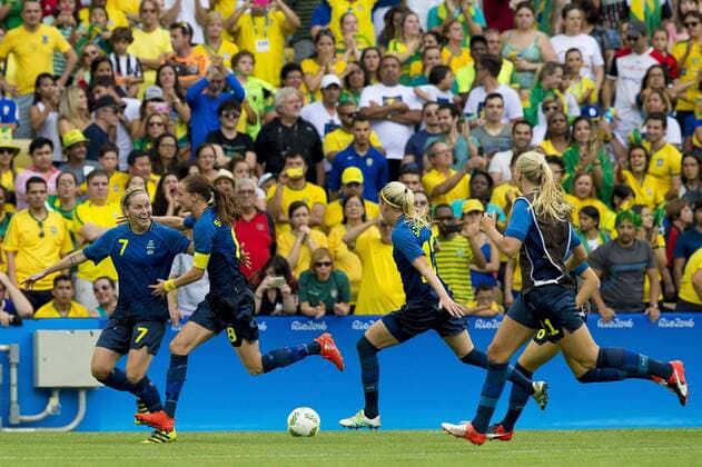 Rio 2016, Fußball, Damen, Schweden zieht ins Finale ein Olympics 2016 Football RJ RIO DE JANEIRO, RJ - 16.08.2016: OLYMPICS 2016 FOOTBALL RJ - Swedish players celebrate victory over Brazil on penalties in the dispute between Brazil (BRA) and Sweden (SWE) the semifinal of the Olympic Women& 39;s Football Rio Olympics 2016 held at Maracana Stadium in the host city Rio de Janeiro. x1185415x  MarcoxGalv?o