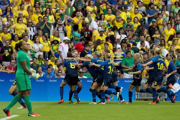 Rio 2016, Fußball, Damen, Schweden zieht ins Finale ein Olympics 2016 Football RJ RIO DE JANEIRO, RJ - 16.08.2016: OLYMPICS 2016 FOOTBALL RJ - Swedish players celebrate victory over Brazil on penalties in the dispute between Brazil (BRA) and Sweden (SWE) the semifinal of the Olympic Women& 39;s Football Rio Olympics 2016 held at Maracana Stadium in the host city Rio de Janeiro. x1185416x  MarcoxGalv?o