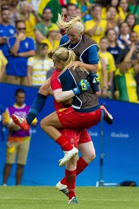 Rio 2016, Fußball, Damen, Schweden zieht ins Finale ein Olympics 2016 Football RJ RIO DE JANEIRO, RJ - 16.08.2016: OLYMPICS 2016 FOOTBALL RJ - Swedish players celebrate victory over Brazil on penalties in the dispute between Brazil (BRA) and Sweden (SWE) the semifinal of the Olympic Women& 39;s Football Rio Olympics 2016 held at Maracana Stadium in the host city Rio de Janeiro. x1185419x  MarcoxGalv?o