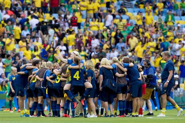 Rio 2016, Fußball, Damen, Schweden zieht ins Finale ein Olympics 2016 Football RJ RIO DE JANEIRO, RJ - 16.08.2016: OLYMPICS 2016 FOOTBALL RJ - Swedish players celebrate victory over Brazil on penalties in the dispute between Brazil (BRA) and Sweden (SWE) the semifinal of the Olympic Women& 39;s Football Rio Olympics 2016 held at Maracana Stadium in the host city Rio de Janeiro. x1185421x  MarcoxGalv?o