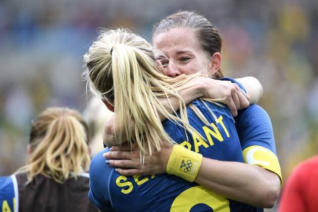 Rio 2016, Fußball, Damen, Schweden zieht ins Finale ein 160816 Sveriges Linda Sembrant (vänd fran kameran) kramar om Lotta Schelin efter Halbfinale Brasilien - Schweden Olympische Spiele in Rio de Janeiro  Copyright: CARLxSANDIN BB160816CS049