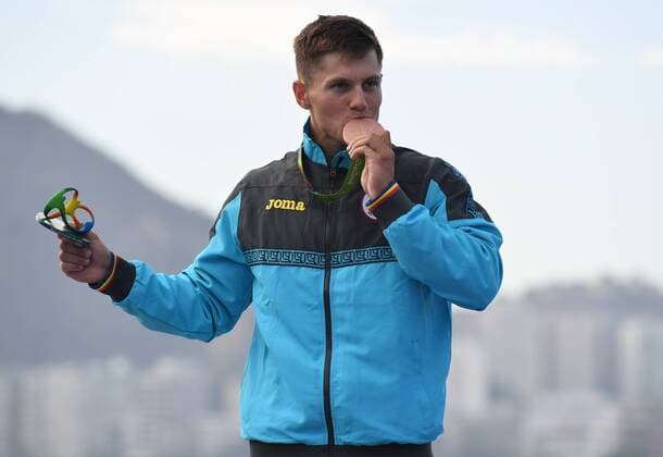 (160816) -- RIO DE JANEIRO, Aug. 16, 2016 -- Serghei Tarnovschi of Moldova celebrates at the awarding ceremony of men s canoe single 1000m final A at the 2016 Rio Olympic Games Olympische Spiele Olympia OS in Rio de Janeiro, Brazil, on Aug. 16, 2016. Serghei Tarnovschi won the bronze medal. )(dh) (SP)BRAZIL-RIO DE JANEIRO-OLYMPICS-MEN S CANOE SINGLE 1000M LuixSiuxWai 
