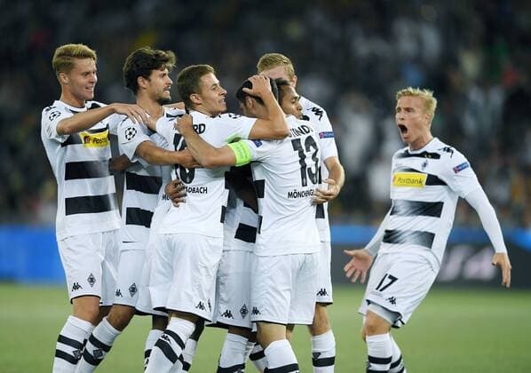 Fussball Champions League Qualifikation Saison 2016 2017 16.08.2016 BSC Young Boys Bern - Borussia Moenchengladbach JUBEL Borussia Moenchengladbach; Nico Elvedi, Tobias Strobl, Thorgan Hazard, Lars Stindl, Torschuetze zum 0-1 Raffael und Oscar Wendt (v.li) 