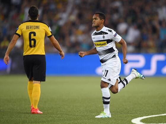 Fussball Champions League Qualifikation Saison 2016 2017 16.08.2016 BSC Young Boys Bern - Borussia Moenchengladbach JUBEL Borussia Moenchengladbach; Torschuetze zum 0-1 Raffael (re) und Leonardo Bertone (li, BSC Young Boys Bern) enttaeuscht 