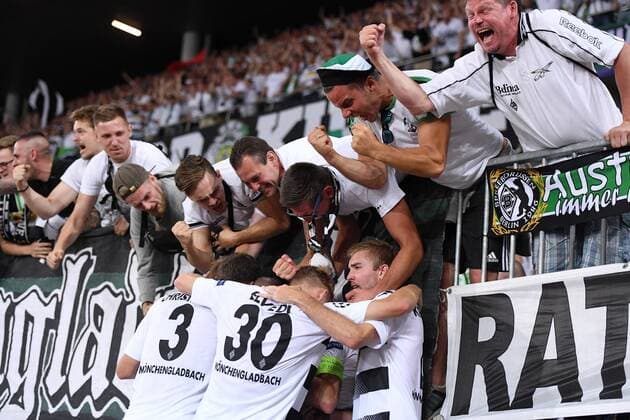 Fussball Champions League Qualifikation Saison 2016 2017 16.08.2016 BSC Young Boys Bern - Borussia Moenchengladbach JUBEL Borussia Moenchengladbach; nach dem Tor zum 1-3 feiert das Team bei den Fans vor dem im Gaestefanblock des Stade de Suisse in Bern. Andreas Christensen, Nico Elvedi und Christoph Kramer (v.li.) 