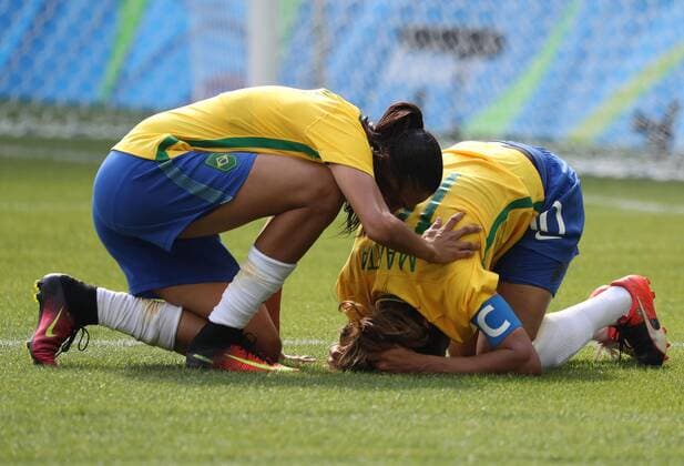 Brazil s Marta (R) reacts before Sweden during their Olympic Games Olympische Spiele Olympia OS Rio 2016 Women s Semifinal at the Maracana Stadium in Rio de Janeiro, Brazil, 16 August 2016. WOMEN S SEMIFINAL BRAZIL VS. SWEDEN !ACHTUNG: NUR REDAKTIONELLE NUTZUNG!  RIO111 20160816-636069833849400768