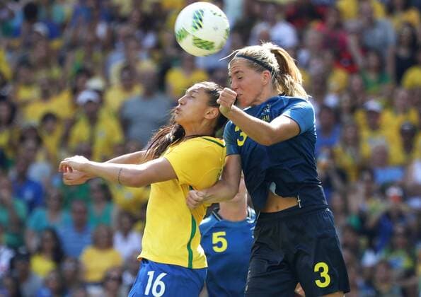 Sweden s Linda Sembrant (R) fights for the ball with Brazil s Beatriz during their Olympic Games Olympische Spiele Olympia OS Rio 2016 Women s Semifinal at the Maracana Stadium in Rio de Janeiro, Brazil, 16 August 2016. WOMEN S SEMIFINAL BRAZIL VS. SWEDEN !ACHTUNG: NUR REDAKTIONELLE NUTZUNG!  RIO117 20160816-636069835417512768