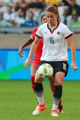 Rio 2016, Fußball, Damen, Deutschland - Kanada Olympics 2016 Football BH BELO HORIZONTE, MG - 16.08.2016: OLYMPICS 2016 FOOTBALL BH - Melanie Leupolz, Germany, is closely marked by Ashley Lawrence, Canada, during the match between Canada (CAN) vs Germany (GER), the semifinals of the Olympic Women& 39;s Footb ll, the Rio Olympics 2016 held at the Mineirao Stadium in the c-headquarters Belo Horizonte, MG. (Photo: Du: Dudu Macedo Fotoarena) x1185586x DuduxMacedo
