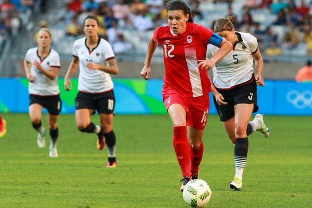 Rio 2016, Fußball, Damen, Deutschland - Kanada Olympics 2016 Football BH BELO HORIZONTE, MG - 16.08.2016: OLYMPICS 2016 FOOTBALL BH - Christine Sinclair, Canada, trying to escape the marking of Germany during the match between Canada (CAN) vs Germany (GER), the semifinals of the Football Olympic Women, the Olympics 2016 held in Mineirao Stadium in the host city Belo Horizonte, MG. (Photo: Dudu Macedo Fotoarena) x1185591x  DuduxMacedo