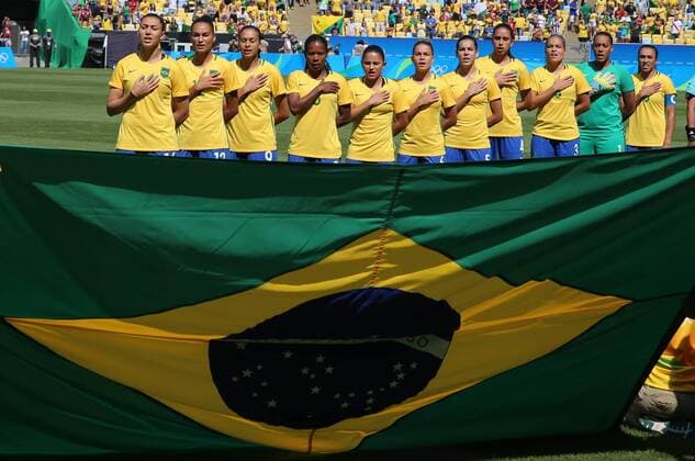 (160816) -- RIO DE JANEIRO, Aug. 16, 2016 -- Brazil s players pose prior to a women s semifinal of Football against Sweden at the 2016 Rio Olympic Games Olympische Spiele Olympia OS in Rio de Janeiro, Brazil, on Aug. 16, 2016. Brazil lost 3-4 on penalty kicks. )(xr) (SP)BRAZIL-RIO DE JANEIRO-OLYMPICS-FOOTBALL XuxZijian 