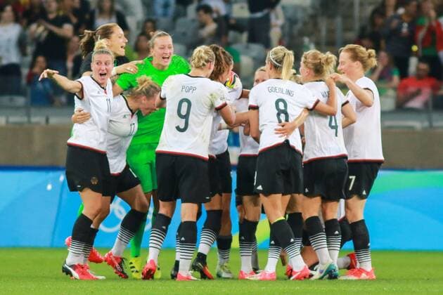 Bilder des Tages - SPORT Rio 2016, Fußball, Damen, Deutschland - Kanada Olympics 2016 Football BH BELO HORIZONTE, MG - 16.08.2016: OLYMPICS 2016 FOOTBALL BH - Germany& 39;s prs ces celebrate victory during the match between Canada (CAN) vs Germany (GER), the semi-finalsthe Olympic pic Football Female, the Olympics 2016 held in Mineirao Stadium in the host city Belo Horizonte, MG. (Photo: Dudu Macedo Fotoarena) x1185756x  DuduxMacedo